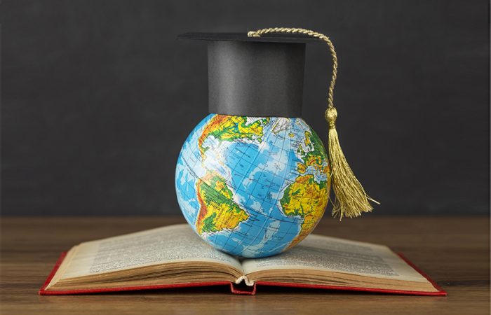 xaricde tehsilin ustunlukleri